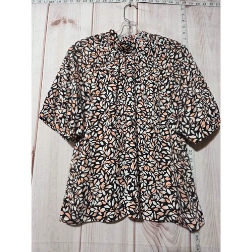 Evereve Leaf Print Shirt Ladies Medium, Mock Neck, Short Sleeve, Relaxed Fit